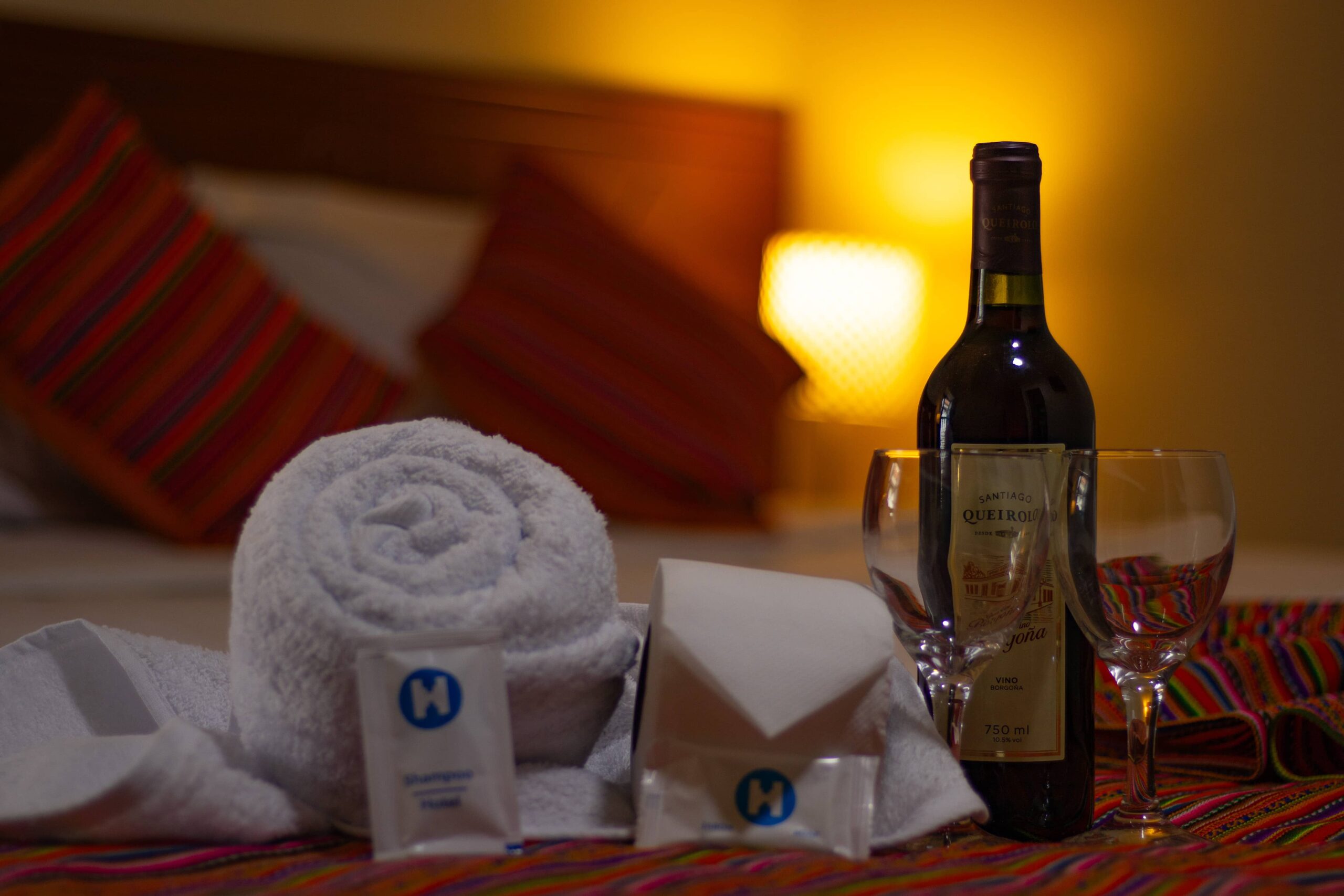 queen room with exclusive decoration, ambient lighting and a complimentary bottle of wine to make your stay even more memorable -Hotelencantodesanblas
